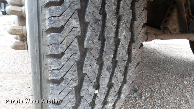 image for item DW9077 1985 Ford F350 flatbed pickup truck