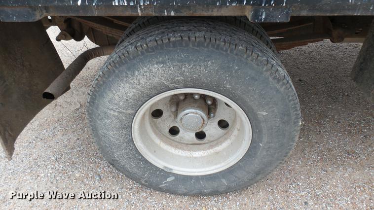 image for item DW9077 1985 Ford F350 flatbed pickup truck