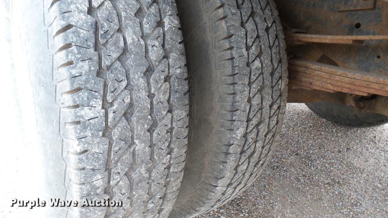 image for item DW9077 1985 Ford F350 flatbed pickup truck