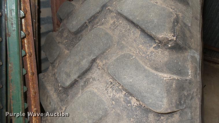image for item DW9085 (4) Bridgestone 20.5R25 tires