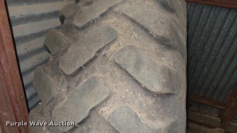 image for item DW9085 (4) Bridgestone 20.5R25 tires