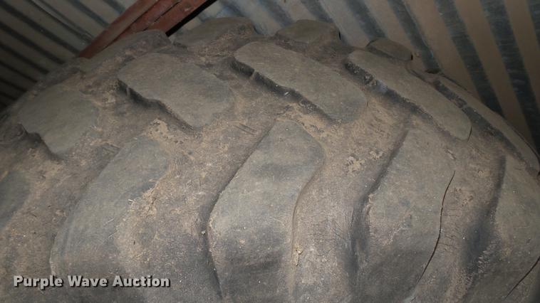 image for item DW9085 (4) Bridgestone 20.5R25 tires