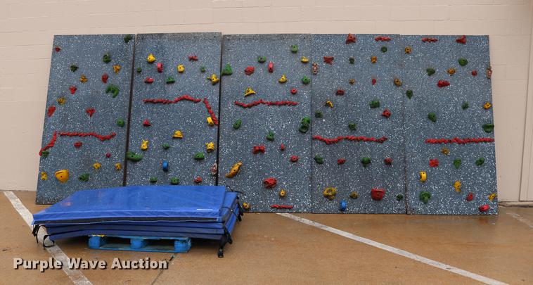 image for item DW9899 Rock climbing wall