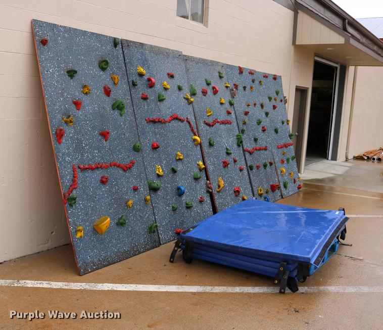 image for item DW9899 Rock climbing wall