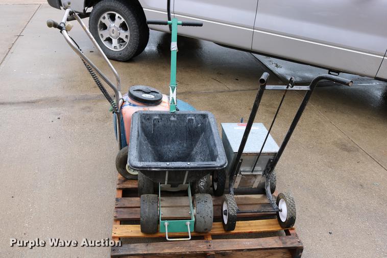 image for item DW9902 Lawn and garden equipment