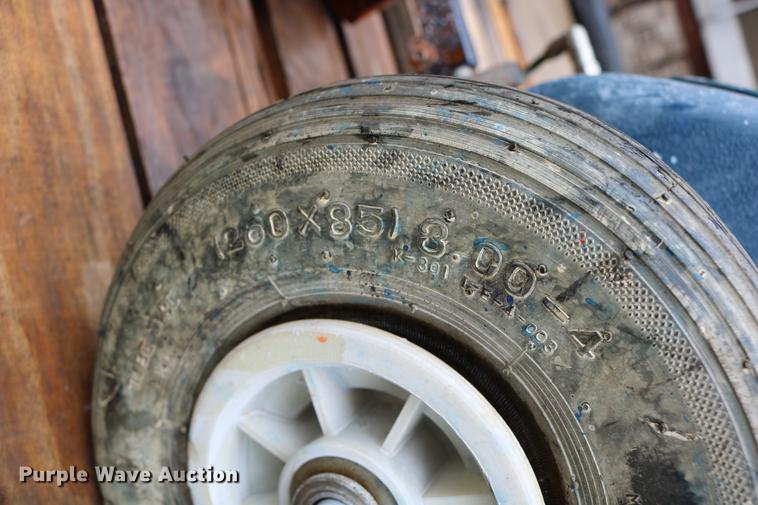 image for item DW9902 Lawn and garden equipment