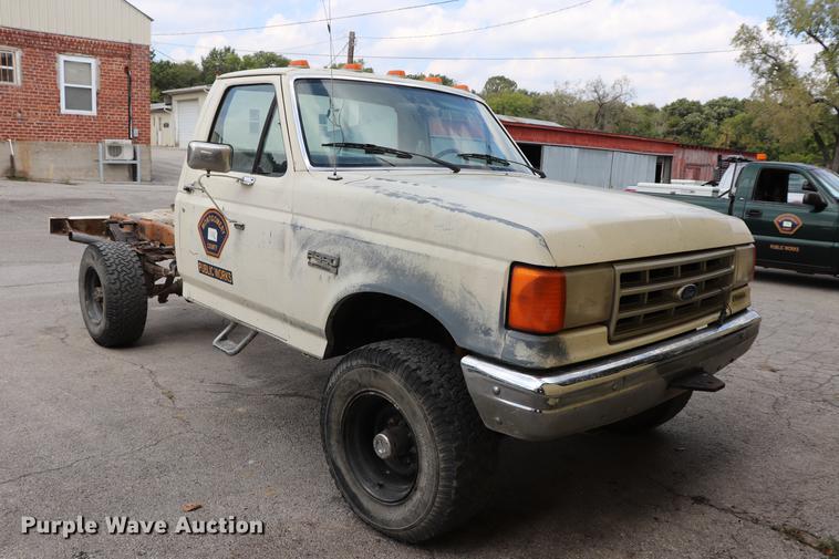 image for item ED9552 1990 Ford F350 pickup truck
