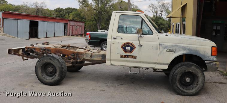 image for item ED9552 1990 Ford F350 pickup truck