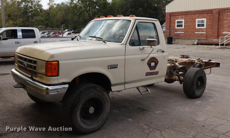 image for item ED9552 1990 Ford F350 pickup truck