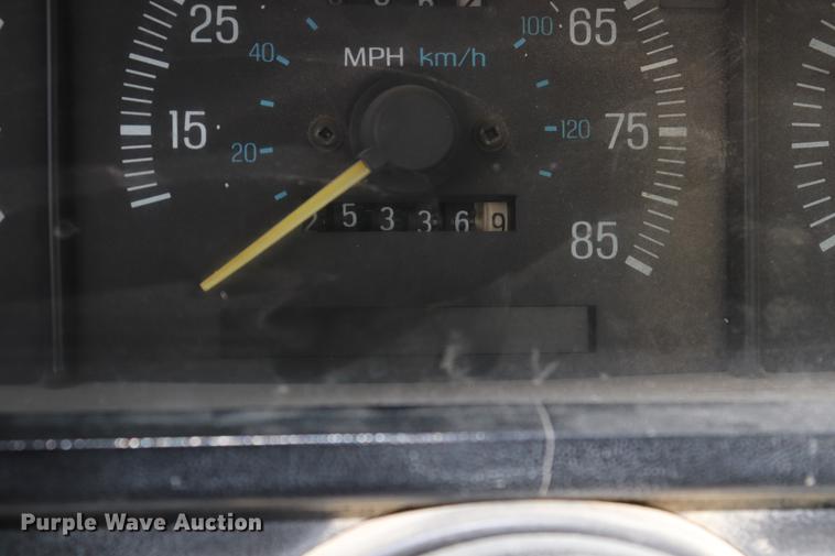 image for item ED9552 1990 Ford F350 pickup truck