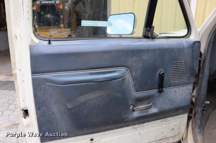 image for item ED9552 1990 Ford F350 pickup truck