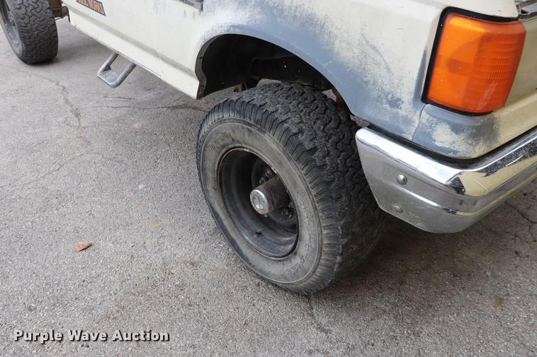 image for item ED9552 1990 Ford F350 pickup truck