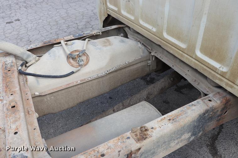 image for item ED9552 1990 Ford F350 pickup truck