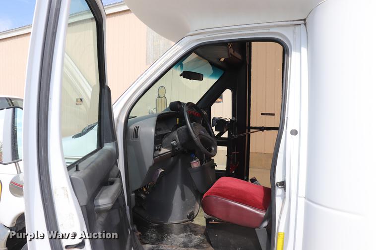 image for item ED9605 1995 Ford Econoline E350 shuttle bus