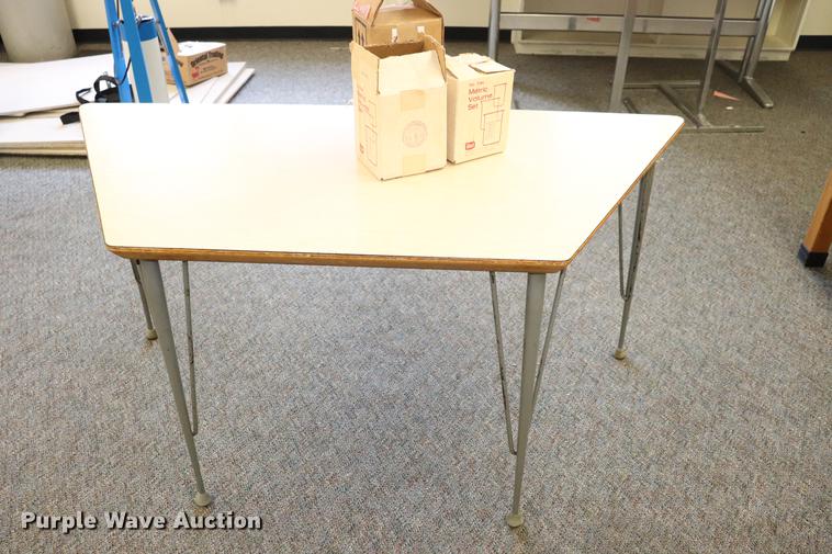 image for item ED9620 Approximately 5 tables