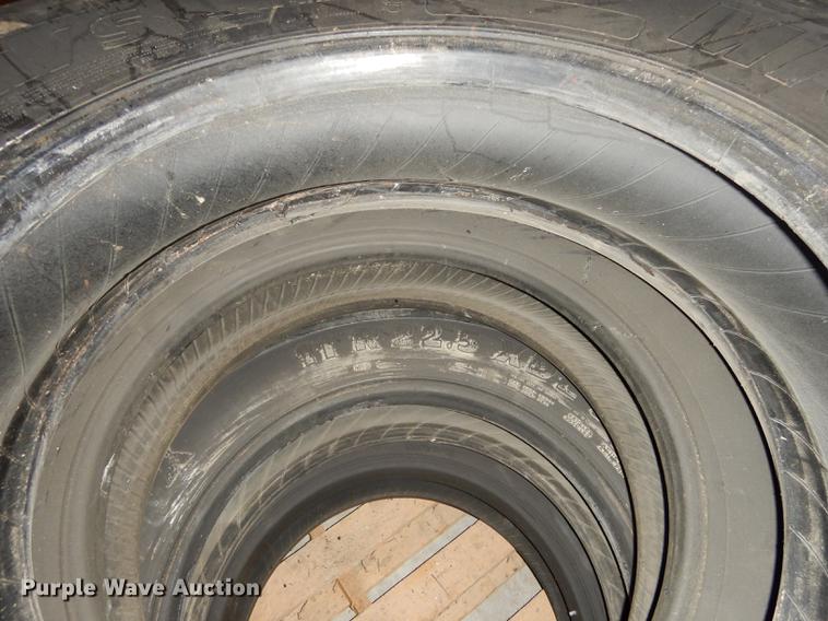 image for item EE9075 (4) 11R22.5 tires