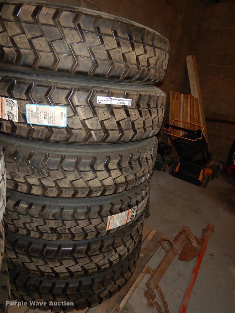 image for item EE9076 (6) 11R22.5 tires