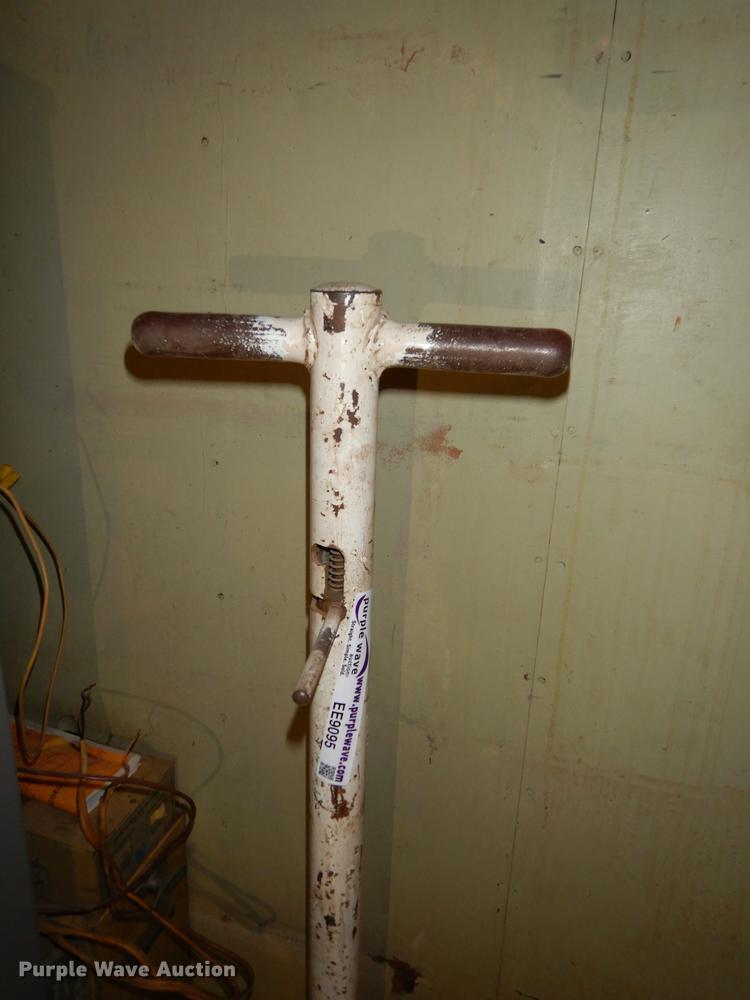 image for item EE9095 (3) jacks