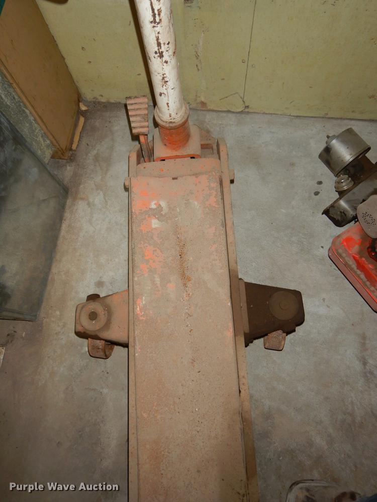 image for item EE9095 (3) jacks