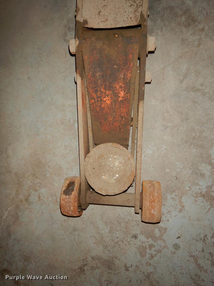 image for item EE9095 (3) jacks