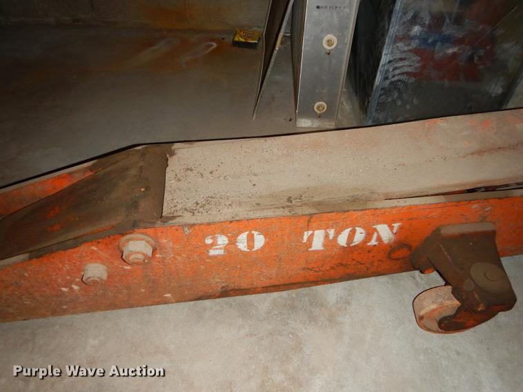 image for item EE9095 (3) jacks