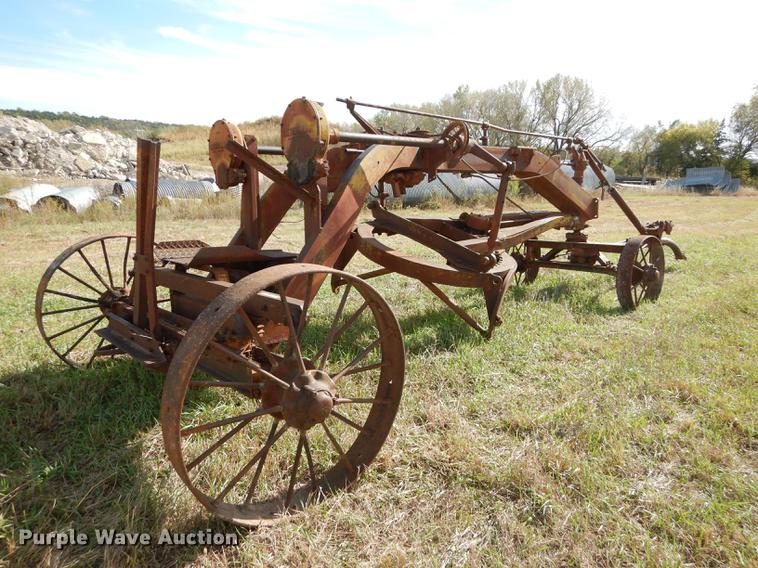 image for item EE9121 (2) Caterpillar graders