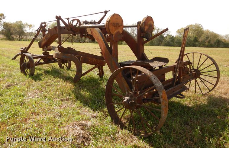 image for item EE9121 (2) Caterpillar graders