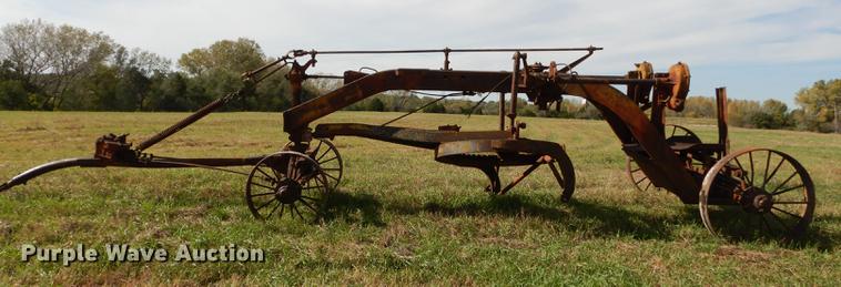 image for item EE9121 (2) Caterpillar graders