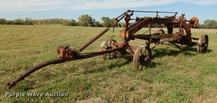 image for item EE9121 (2) Caterpillar graders