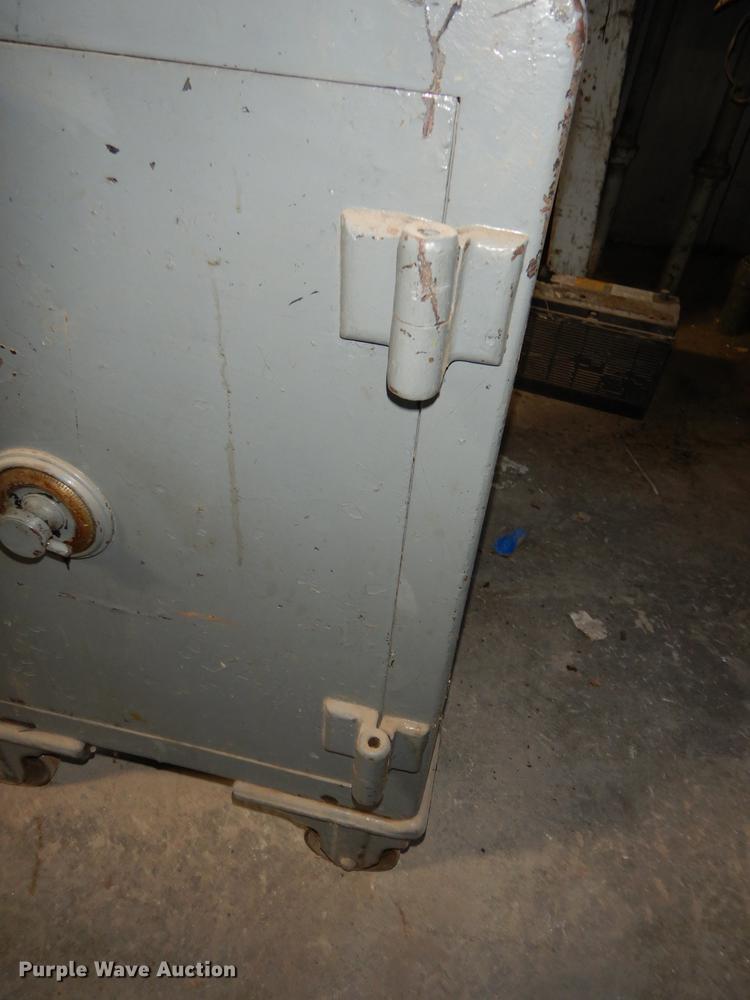 image for item EE9138 Safe