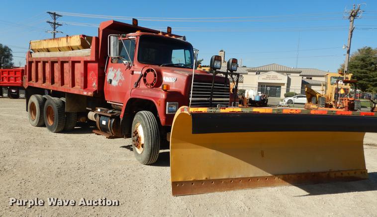 image for item J5653 1994 Ford L8000 dump truck