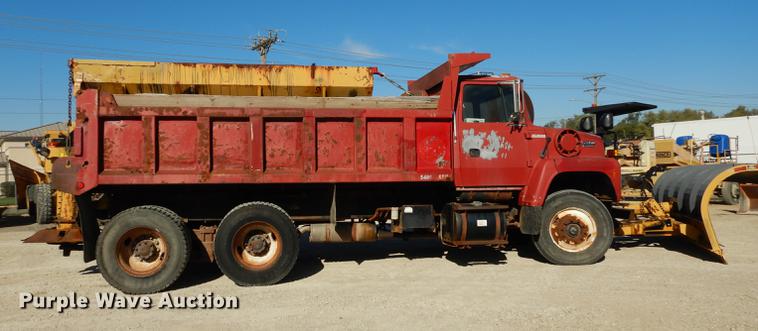 image for item J5653 1994 Ford L8000 dump truck