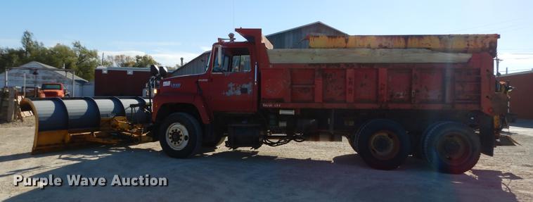 image for item J5653 1994 Ford L8000 dump truck
