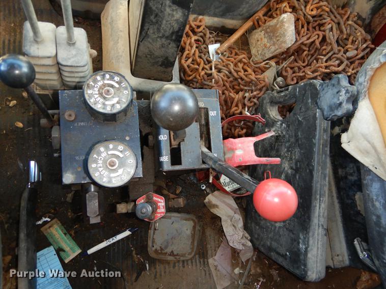 image for item J5653 1994 Ford L8000 dump truck