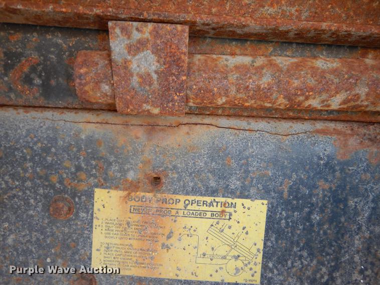 image for item J5653 1994 Ford L8000 dump truck