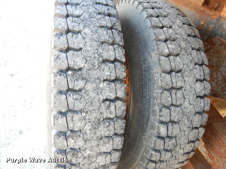 image for item J5653 1994 Ford L8000 dump truck