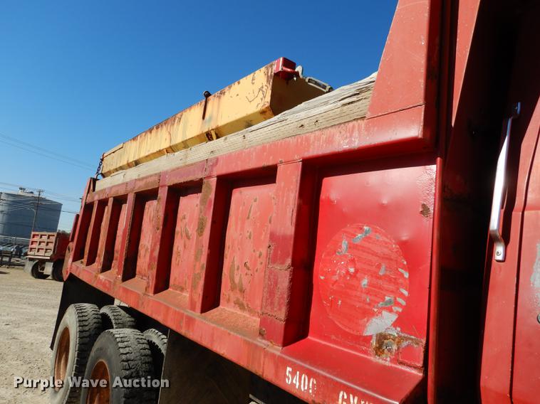 image for item J5653 1994 Ford L8000 dump truck