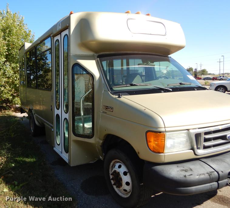image for item J5668 2004 Ford E450 Super Duty Eldorado AeroTech shuttle bus