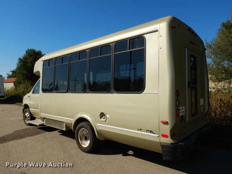 image for item J5668 2004 Ford E450 Super Duty Eldorado AeroTech shuttle bus