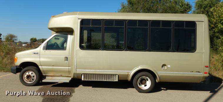 image for item J5668 2004 Ford E450 Super Duty Eldorado AeroTech shuttle bus