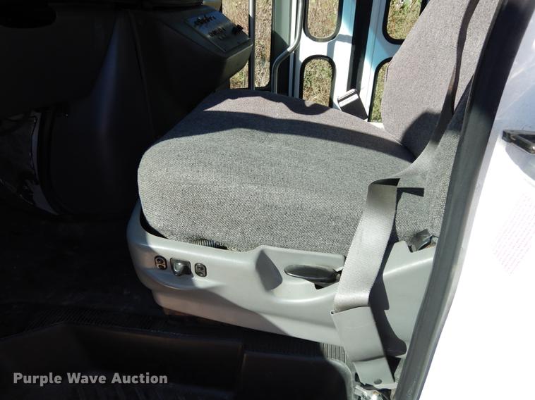 image for item J5668 2004 Ford E450 Super Duty Eldorado AeroTech shuttle bus