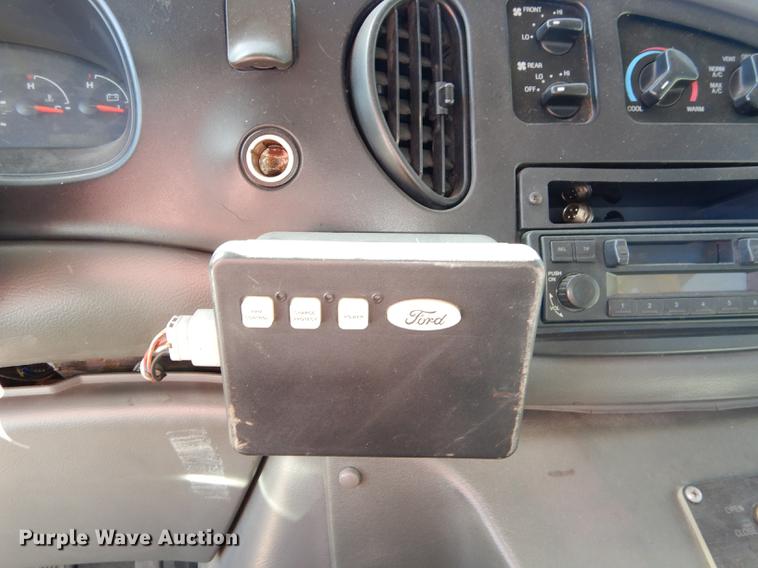 image for item J5668 2004 Ford E450 Super Duty Eldorado AeroTech shuttle bus