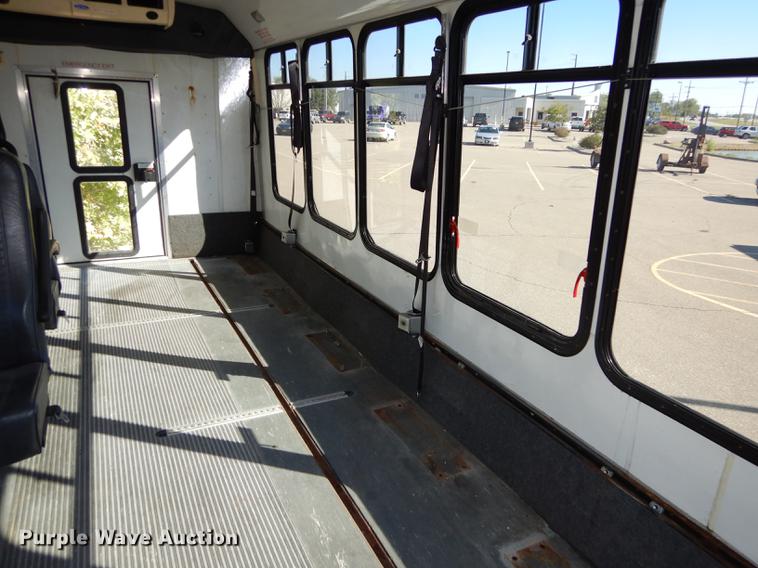 image for item J5668 2004 Ford E450 Super Duty Eldorado AeroTech shuttle bus