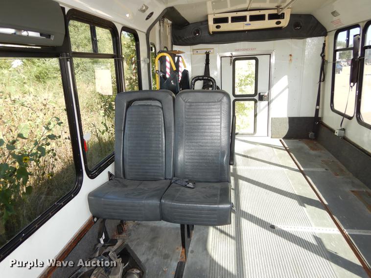 image for item J5668 2004 Ford E450 Super Duty Eldorado AeroTech shuttle bus