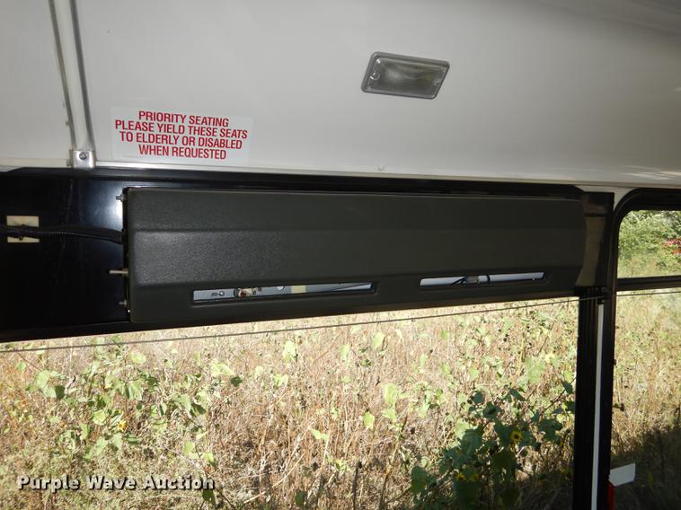 image for item J5668 2004 Ford E450 Super Duty Eldorado AeroTech shuttle bus