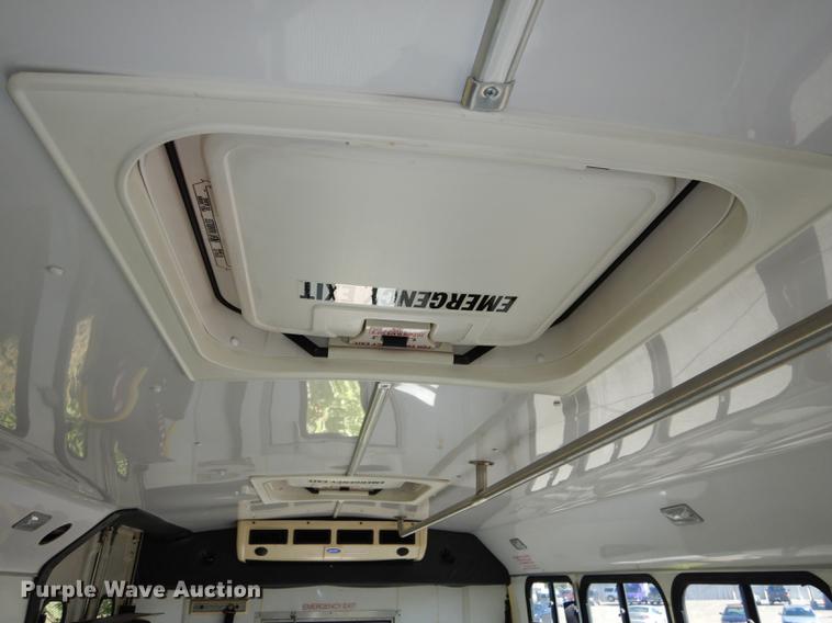 image for item J5668 2004 Ford E450 Super Duty Eldorado AeroTech shuttle bus