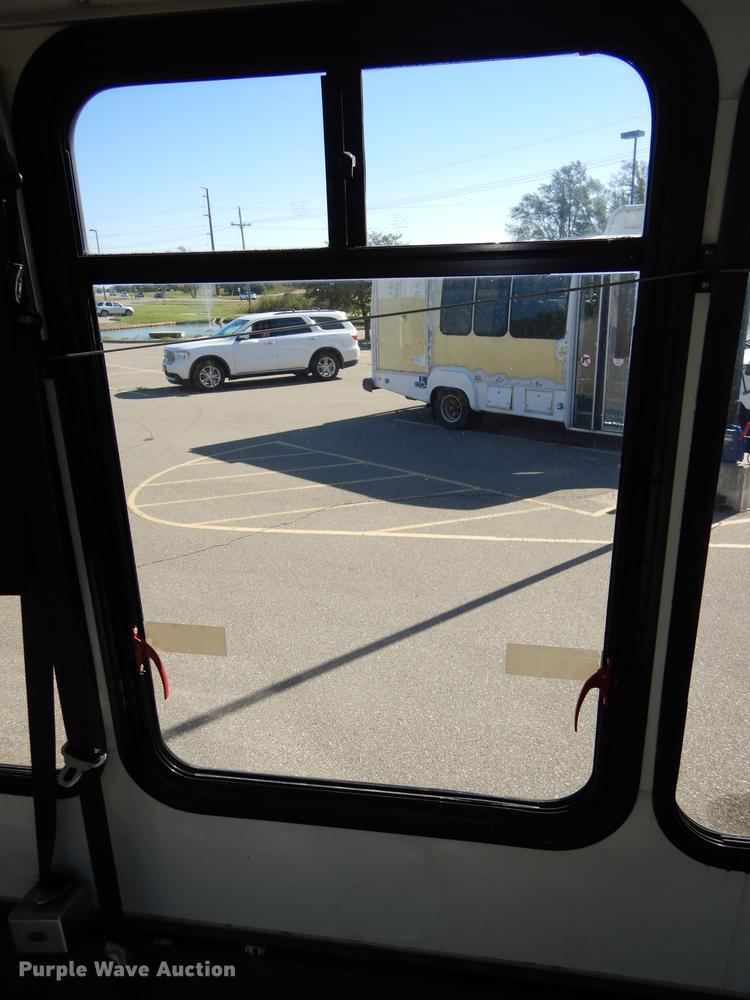 image for item J5668 2004 Ford E450 Super Duty Eldorado AeroTech shuttle bus