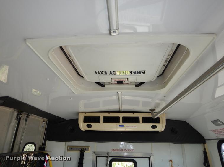 image for item J5668 2004 Ford E450 Super Duty Eldorado AeroTech shuttle bus