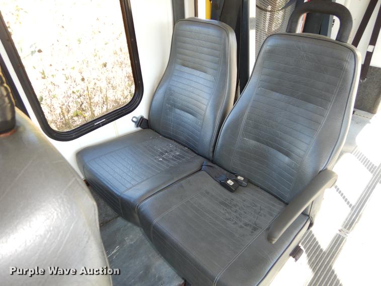 image for item J5668 2004 Ford E450 Super Duty Eldorado AeroTech shuttle bus