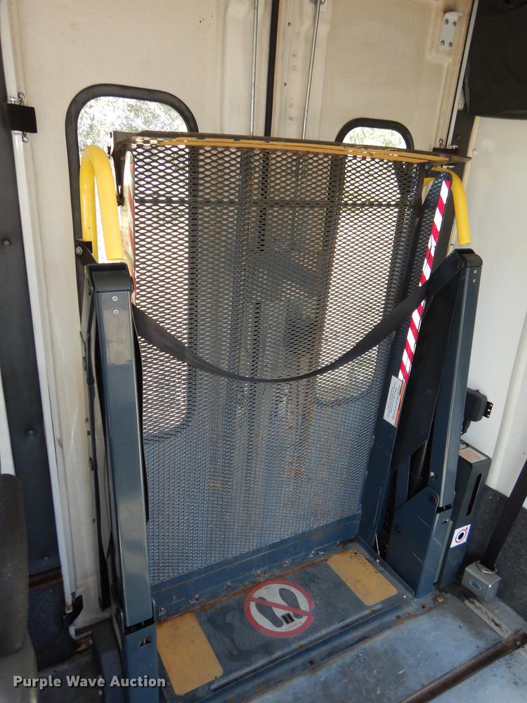 image for item J5668 2004 Ford E450 Super Duty Eldorado AeroTech shuttle bus